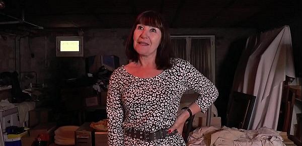  Martine, une bonne maman gangbanguée dans un sous-sol [Full Video]